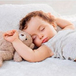 Как научить ребенка спать в своей кровати?